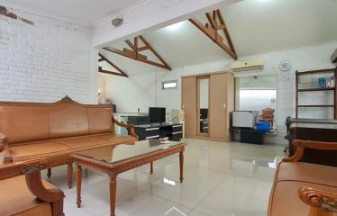 KEBAYORAN BARU – [FOR SALE]: HALAMAN BELAKANG LUAS, LOKASI PREMIUM DAN MULTI AKSES, SIAP HUNI,