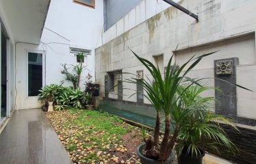 KEBAYORAN BARU – [FOR SALE]: HALAMAN BELAKANG LUAS, LOKASI PREMIUM DAN MULTI AKSES, SIAP HUNI,