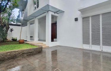 KEBAYORAN BARU – [FOR SALE]: HALAMAN BELAKANG LUAS, LOKASI PREMIUM DAN MULTI AKSES, SIAP HUNI,