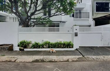 KEBAYORAN BARU – [FOR SALE]: HALAMAN BELAKANG LUAS, LOKASI PREMIUM DAN MULTI AKSES, SIAP HUNI,