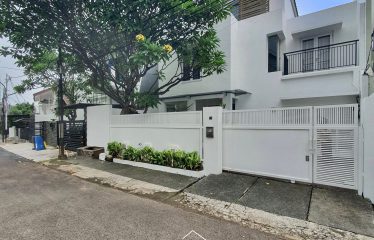 KEBAYORAN BARU – [FOR SALE]: HALAMAN BELAKANG LUAS, LOKASI PREMIUM DAN MULTI AKSES, SIAP HUNI,